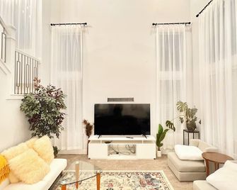 New 4-Bed 4-Bath Stylish House With Moun - Lehi - Living room