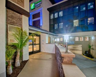Holiday Inn Express & Suites Costa Mesa, An IHG Hotel - Costa Mesa - Bygning
