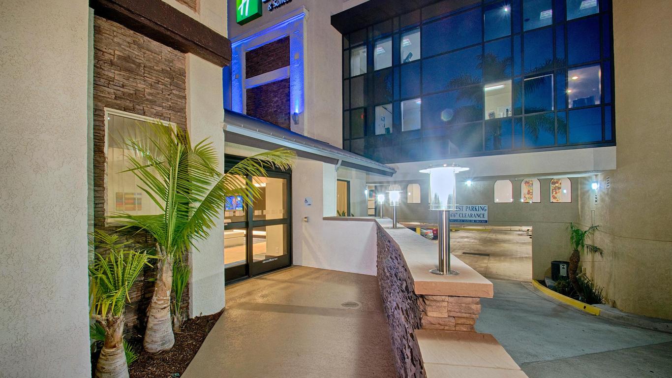 Holiday Inn Express & Suites Costa Mesa