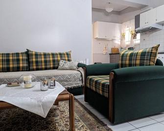 Central Apartment in Agios Konstantinos - Kamena Vourla - Living room