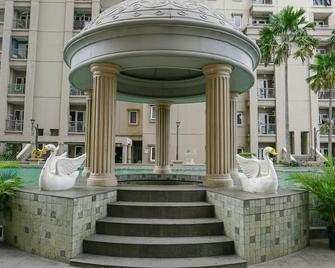 Spacious 3BR Residence at Grand Palace Kemayoran Apartment By Travelio - Yakarta - Edificio