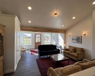 Gorgeous French Farmhouse/Ranchette/Ski Chalet in Idyllic Huntsville/Eden Valley - Huntsville - Living room