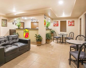 Super 8 by Wyndham Colby - Colby - Lobby