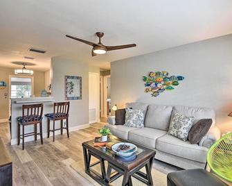 Pet-Friendly Ormond Beach Home with Fire Pit! - Ormond Beach - Living room