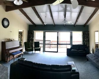 Sleeps 12, spacious holiday home, great indoor outdoor flow. - Whitianga - Salon