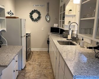 Charming 2-bedroom cottage in the heart of Salem - Salem - Kitchen