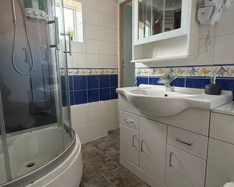 Studio- Sleeps 2- Free Wifi- Luxury Shower - Birmingham