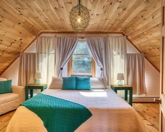 Camp Muchemore! Summa - Hancock - Bedroom