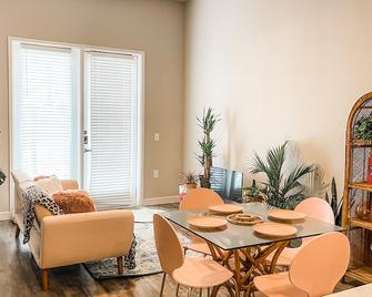 Pink Stylish Bungalow Free Wifi Pool View - Richardson - Dining room