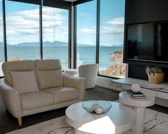 The White House ~ Your ultimate escape! - Swansea - Living room