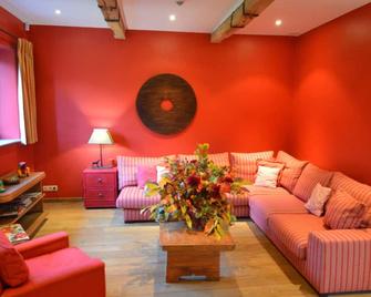 Lovely Holiday Home In Mettet With Garden - Ermeton-sur-Biert - Sala de estar