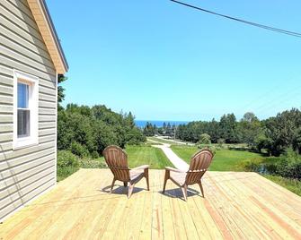 Amazing Lake Superior view from Ridge Road w/2 car heated garage, pet friendly - Grand Marais - Patio