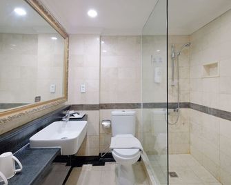Metro Park View Hotel - Semarang - Bathroom