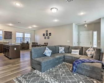 Family Home with Fenced Yard in Austin Suburbs! - Buda - Obývací pokoj