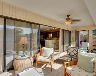 Centrally Located Kailua-Kona Condo with Lanai! - Kailua-Kona - Salon