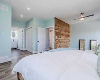 Luxury Lakefront Escape W Games Room - Lion's Head - Bedroom