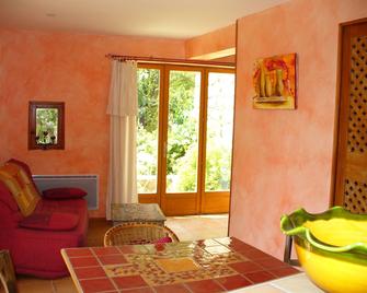 Gîte \'La Terrasse\'. A real \'Eagle's Nest\' for two people. - Beaumont - Sala de estar