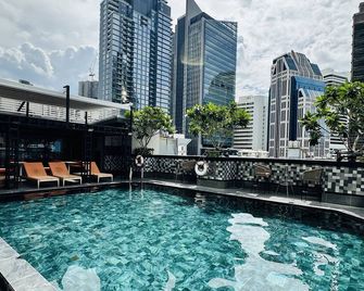 Ramada by Wyndham Bangkok Sukhumvit 11 - Bangkok - Pool