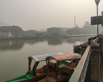 Lake Boulevard Guest House - Srinagar - Balcony