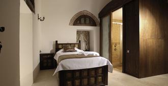 Cesme Kanuni Kervansaray Historical Hotel - Cesme - Bedroom