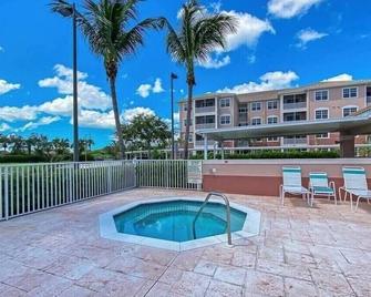 Rise and Shine at Majestic Palms: Gated Community with a Pool - Iona - Pool