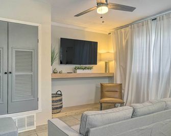 El Paso Cottage - Walk to UMC and Texas Tech! - El Paso - Living room