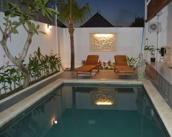 Askara Guest House & Hostel - אובוד - בריכה