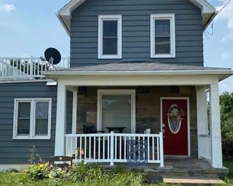 3bed 2bath nestled in cozy Grandview neighborhood - Dubuque - Edificio