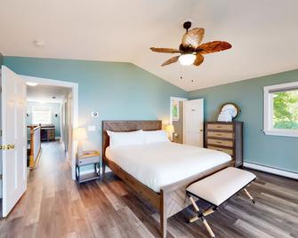 Wonderful multi-level home right on lake with WiFi, private washer/dryer, & deck - Saint Albans - Bedroom