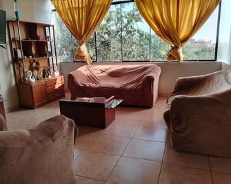 Chakana Family Home Lima Airport - Lima - Living room