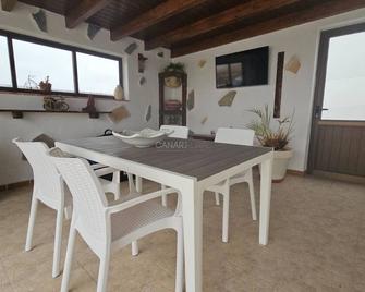 Indira House: Modern, Relaxing Villa with Pool and BBQ in Lajares, Fue - Lajares - Salle à manger