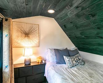 Tiny house with private Hot Tub - East Syracuse - Bedroom