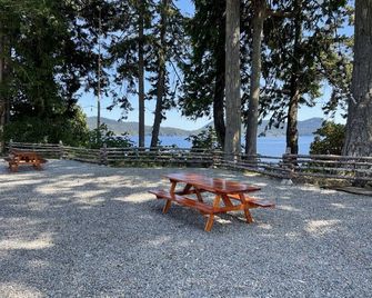 Waterfront Studio Unit with Beach Access - Sleeps 2 - Sooke - Patio