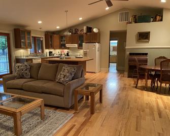 Family Farmhouse - The Dalles - Living room