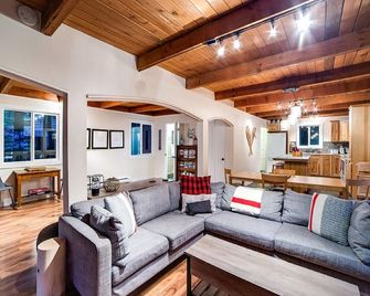 Snowline Cabin #66 - Hot Tub - Wi-Fi - Ev Charger - Glacier - Living room