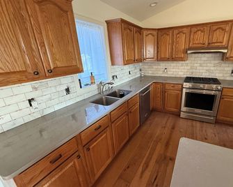 Clean, Cozy & Remodeled Getaway by Fairmont Lakes And cedar creek park. - Fairmont - Kitchen