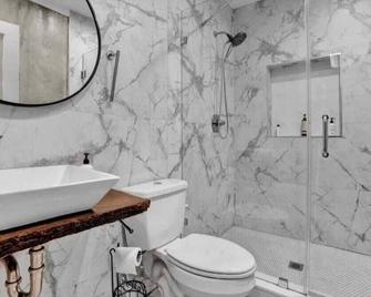 Emerald Jacuzzi Loft Luxury Above It All - Filadélfia - Casa de banho