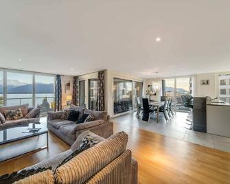 Luxury Apartment in Montreux with Panoramic Views by GuestLee - Montreux - Living room