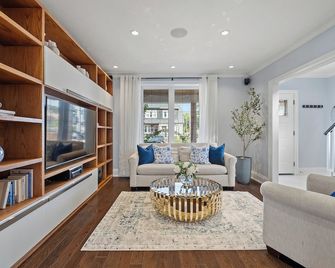 15 Min to Downtown | Games Room | Private Parking | Private Backyard - Toronto - Living room