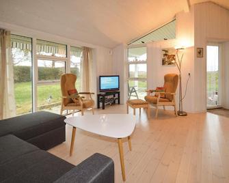 Two-Bedroom Holiday Home In Borre - Borre - Wohnzimmer