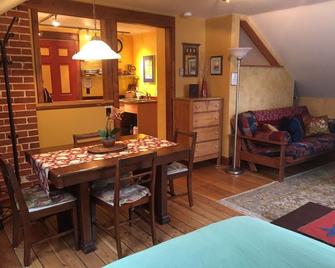 Mistiso's Place Vacation Rentals - Nelson - Dining room