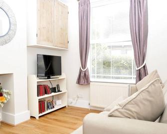 Little Lane - Gosport - Living room