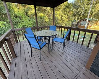 Boulder Ridge Cabin 4: Thunder Road - Newly Renovated Tiny Cabin Escape - Checotah - Balcón