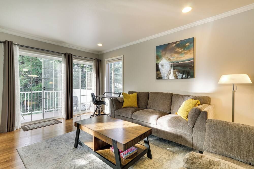 Lake Oswego Home w/ Deck 9 Mi to Downtown Portland - Lake Oswego - Sala de estar