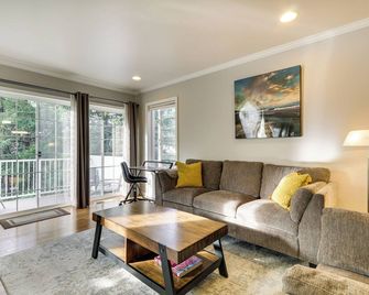Lake Oswego Home w/ Deck 9 Mi to Downtown Portland - Lake Oswego - Living room