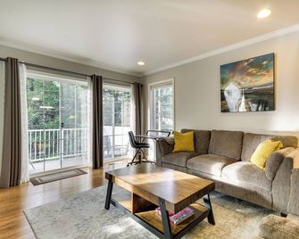 Lake Oswego Home w/ Deck 9 Mi to Downtown Portland - Lake Oswego - Sala de estar