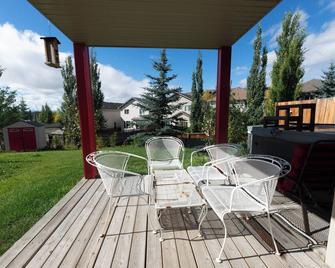 Spacious 4 Bedroom for Family Trip & Hot tub - Cochrane - Patio