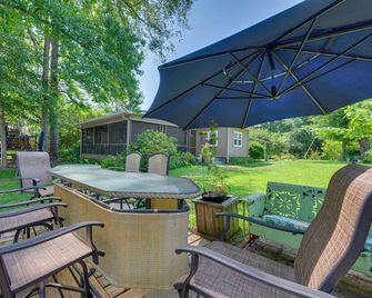 Lake Sinclair 'Crooked Creek Cottage' w/ Fire Pit! - Eatonton - Patio