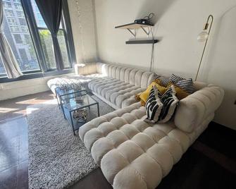 Loft In The Heart Of Dtla! Minutes Away From All Of The Los Angeles Jewels - West Hollywood - Living room