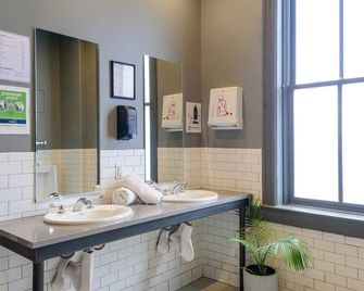 Hostel Fish - Denver - Bathroom